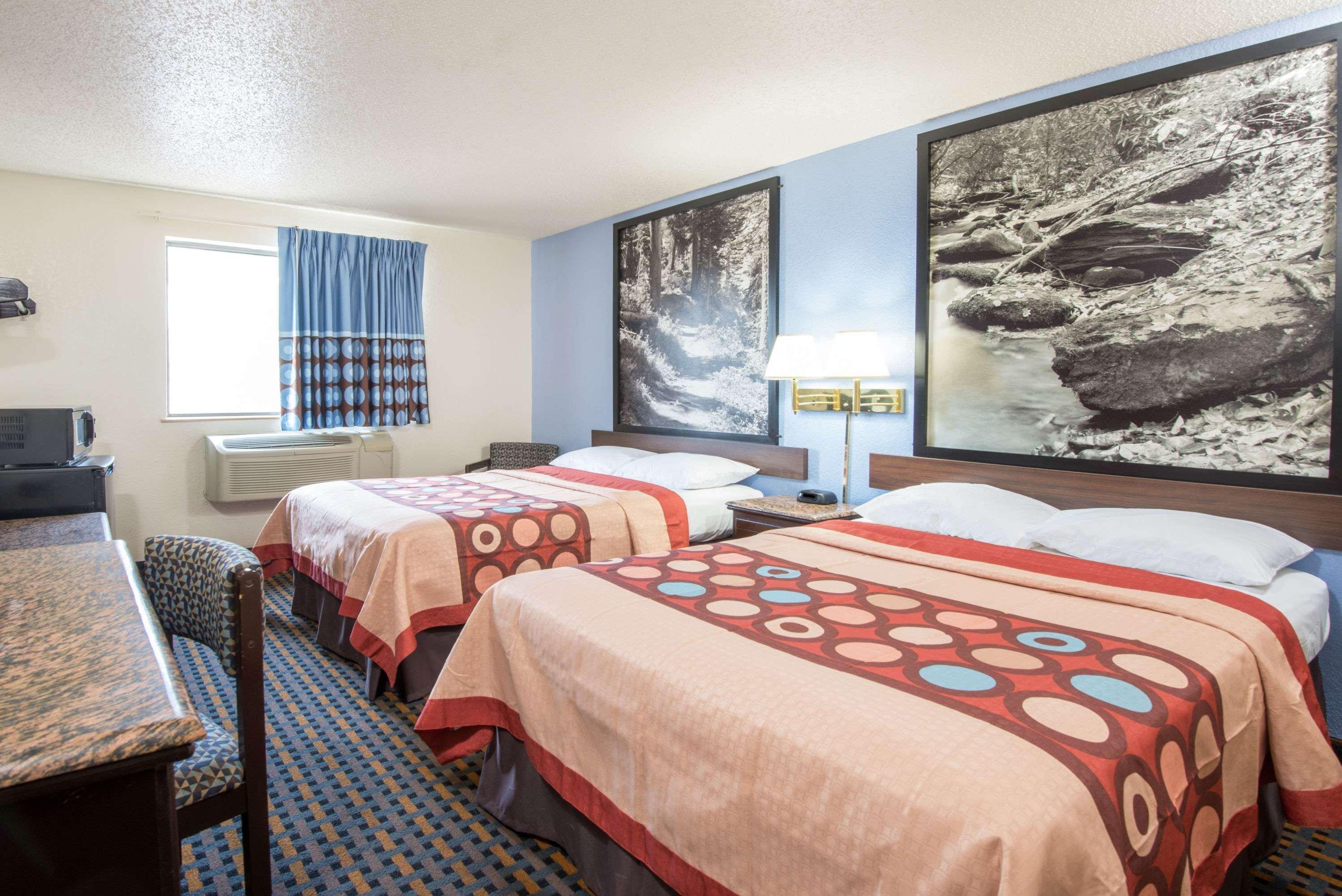 Super 8 By Wyndham New Castle Hotel Exterior photo